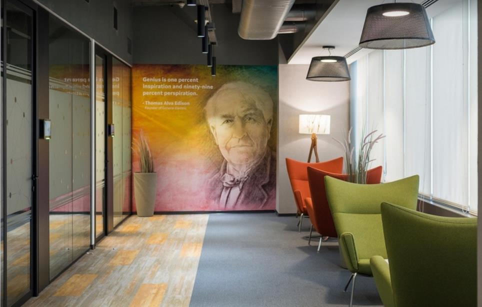 上海辦公室設(shè)計中普遍使用玻璃、不銹鋼